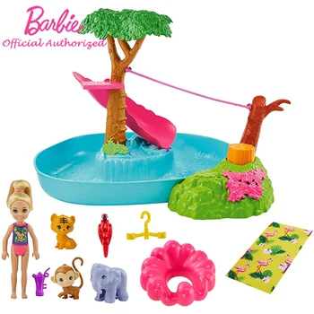 Barbie And Chelsea Sorozat DHA Dzsungel Folyó Playset Kis Kelly Úszás Mini Baba Erdei Állat Kiegészítők Gyerek Játék GTM85