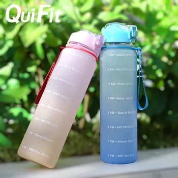 Quifit Víz Üveg 1 Liter Szilikon Szalma Kifolyó Kap Gallon Víz Üveg BPA-Mentes, Napi Ivóvíz Palack időbélyegző
